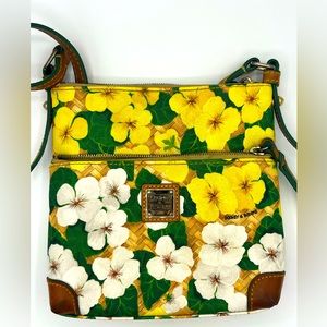*Hard to find* Dooney & Bourke Yellow & White Floral Leather Crossbody🌼